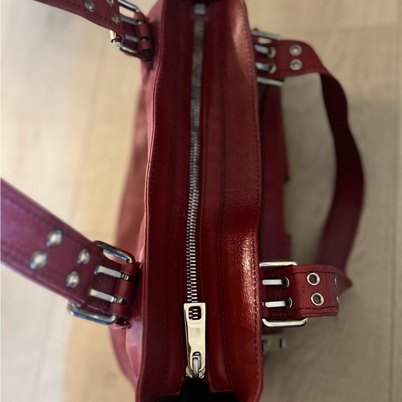 MARC JACOBS MERLOT COLORED BAG! The original MARC JACOBS. Retail over $600 - Picture 12 of 15